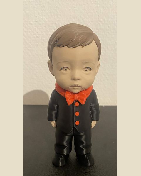 Figurine garçon en costume